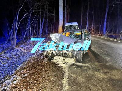 Crash aufgrund Glätte und unangepasster Geschwindigkeit - 25 Jährige schwerverletzt - Verkehrsmeldung wegen Straßenglätte in teilen Brandenburg