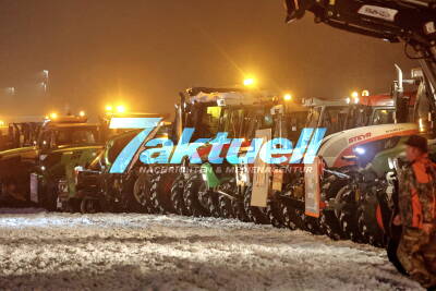 Bauern-Protestwoche geht mit großem Mahnfeuer zu Ende - 160 Traktoren, dutzende Handwerker und Lkw-Fahrzeuge bei Mahnfeuer in Winterlandschaft