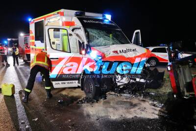 Crash mit Traktor: Rettungswagen auf Einsatzfahrt knallt in abbiegenden Traktor - 3 Jugendliche auf dem Traktor verletzt - Schlepper überschlägt sich - Insgesamt 5 Verletzte, darunter zwei Sanitäter - Autobahnzubringer über Stunden gesperrt