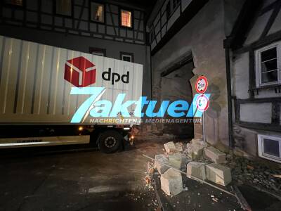 Abriss! LKW reißt Teile des Großbottwarer Tors nieder: Mit Torbogen kolldiert und stecken geblieben - Feuerwehr muss Sattelzug aus misslicher Lage befreien