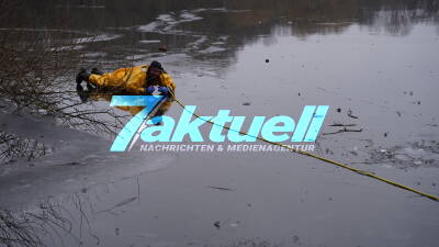 Kurioser Einsatz für die Berliner Feuerwehr: Laufrad und E-Bike auf dem Eis entdeckt - Das E-Bike versinkt im See