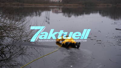Kurioser Einsatz für die Berliner Feuerwehr: Laufrad und E-Bike auf dem Eis entdeckt - Das E-Bike versinkt im See
