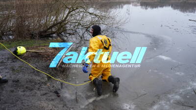 Kurioser Einsatz für die Berliner Feuerwehr: Laufrad und E-Bike auf dem Eis entdeckt - Das E-Bike versinkt im See