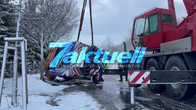 Streufahrzeug kippt auf glatter Straße um - Fahrer leicht verletzt - Straße gesperrt