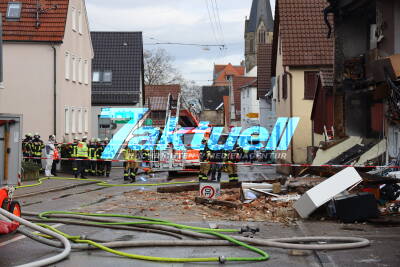Gasexplosion reisst Außenmauer von Wohnhaus komplett weg - Nachbar wird zum Retter & Held - Über 30 Häuser ohne Strom - Mehrere Undichtigkeiten in 92 Jahre alter Hauptgasleitung vermutet, Arbeiten die ganze Nacht