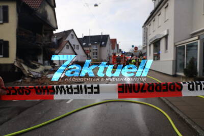Gasexplosion reisst Außenmauer von Wohnhaus komplett weg - Nachbar wird zum Retter & Held - Über 30 Häuser ohne Strom - Mehrere Undichtigkeiten in 92 Jahre alter Hauptgasleitung vermutet, Arbeiten die ganze Nacht