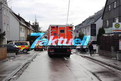 Gasexplosion reisst Außenmauer von Wohnhaus komplett weg - Nachbar wird zum Retter & Held - Über 30 Häuser ohne Strom - Mehrere Undichtigkeiten in 92 Jahre alter Hauptgasleitung vermutet, Arbeiten die ganze Nacht
