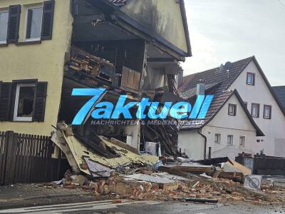 Gasexplosion reisst Außenmauer von Wohnhaus komplett weg - Nachbar wird zum Retter & Held - Über 30 Häuser ohne Strom - Mehrere Undichtigkeiten in 92 Jahre alter Hauptgasleitung vermutet, Arbeiten die ganze Nacht