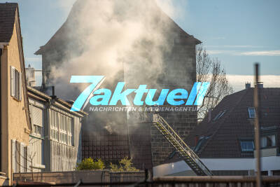Tödlicher Gebäudebrand in der Esslinger Altstadt - Feuer greift auf weitere Häuser über - Enge Bebauung erschwert Löscharbeiten