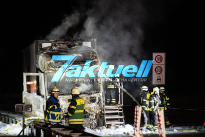 Lkw mit vermeintlicher Ladung von Medizinprodukten und Chemikalien in Flammen – A8 in beiden Richtungen gesperrt