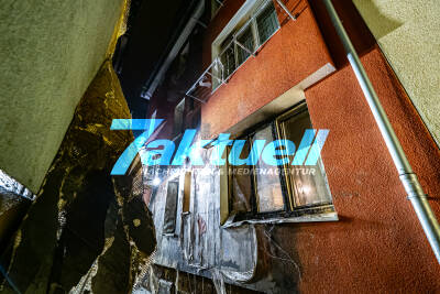 Flammen an zwei Gebäudefassaden bis zum 3. Stock - Fenster geborsten, Brandrauch zieht in Wohnungen