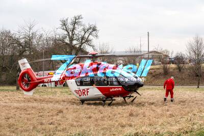 Schwerer Arbeitsunfall auf Pferdehof: 12-Jährige von fallendem Heuballen getroffen