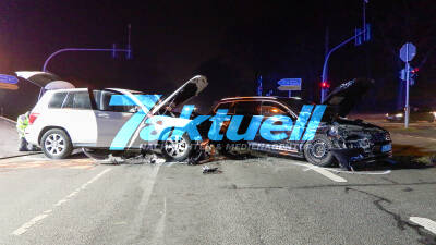 Schwerer Kreuzungs-Crash in Recklinghausen: 3 Verletzte - vermutlich Rotlicht-Verstoß