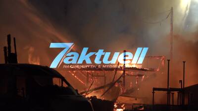 Großbrand in Zimmerei -  Millionenschaden mehrere Autos und Nachbargebäude ebenfalls betroffen - Flammen kilometerweit sichtbar