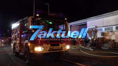 Großbrand in Zimmerei -  Millionenschaden mehrere Autos und Nachbargebäude ebenfalls betroffen - Flammen kilometerweit sichtbar