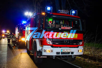 700 PS Sportwagen kracht gegen Baum - 27-jähriger Dodge-Fahrer war nicht mehr ansprechbar - Intensivhubschrauber Christoph Berlin im Einsatz - Zwei O-Töne