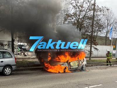 Vollbrand eines PKW's, sowie starke Rauchentwicklung - Brand droht auf weitere Fahrzeuge überzugreifen