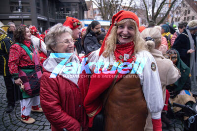 Närrischer Wochenmarkt auf dem Marktplatz Bad Cannstatt - Stuttgarter Fasching steuert auf Höhepunkt zu