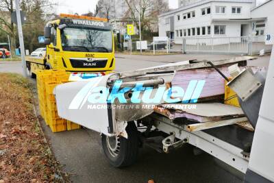 Transporterfalle schnappt erneut zu - Post Transporter rast durch die Unterführung, verliert gesamten Aufbau - Unfall am Mittag bei Weinstadt-Beutelsbach