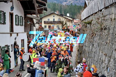  Großer Ramsauer Faschingsumzug, rund 3500 Menschen kamen ins Bergsteigerdorf und verwandelten den Ort in eine Partymeile 