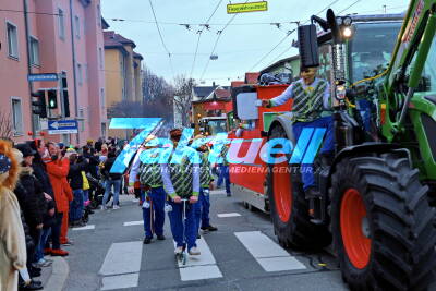 Nach vier Jahren Pause, wieder riesiger Faschingsumzug in Salzburg. 10.000 kamen und feierten, auch viele Wagen aus Bayern dabei, Bauernproteste der anderen Art