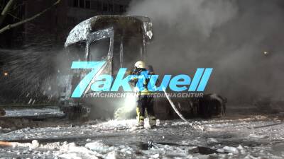 Mehrere LKW und Transporter brennen in Leipzig - Feuer greift auf mehrere Lastwagen über - Brandstifter am Werk?