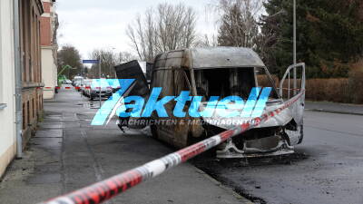 Mehrere LKW und Transporter brennen in Leipzig - Feuer greift auf mehrere Lastwagen über - Brandstifter am Werk?