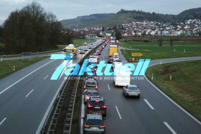 Crash mit 4 Fahrzeugen im Berufsverkehr: Zwischenzeitlich 17 Kilometer Stau auf der B29 Richtung Stuttgart