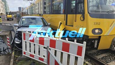 Crash mit U-Bahn nach Rotlichtverstoß - Fahrerin leicht verletzt - 60.000 Euro Schaden