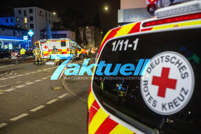 Rettungswagen crash bei Einsatzfahrt im Kreuzungsbereich - Rettungswagen umgekippt - Großeinsatz in Stuttgart