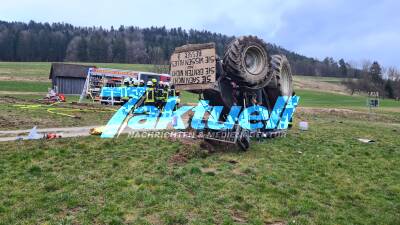 Schwerer Traktor-Unfall bei Scholz-Besuch - Demoteilnehmer verunglückt auf abschüssinger Straße - Kardanwelle gebrochen, schweres Fahrzeug manövrierbar