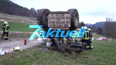 Schwerer Traktor-Unfall bei Scholz-Besuch - Demoteilnehmer verunglückt auf abschüssinger Straße - Kardanwelle gebrochen, schweres Fahrzeug manövrierbar