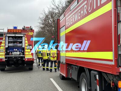 50 Fässer Giftmüll illegal an der Bundesstraße entsorgt -  Feuerwehr sichert Giftfässer in Chemikalienschutzanzügen