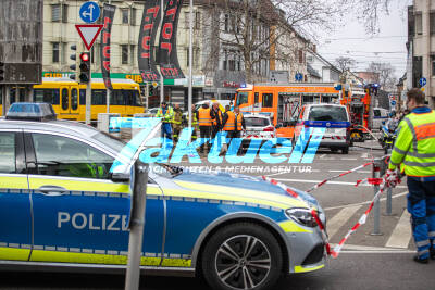 Gasleck: Operationen abgesagt, OP-Patienten verlegt! Großflächige Sperrungen nach Gasaustritt an Baustelle - Großeinsatz mit 100 Einsatzkräften