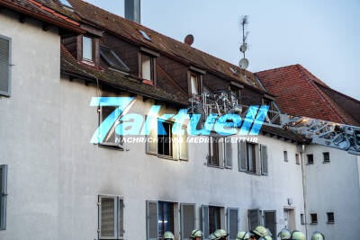 Schwerverletzter nach Brand in Gemeinschaftsunterkunft - weitere Person leicht verletzt - Bewohner zweier Häuser evakuiert