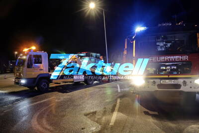 Junger PKW-Fahrer rast durch Tankstelle und verursacht große Verwüstung - Feuerwehr spricht von einem Wunder, dass niemand weiteres verletzt wurde