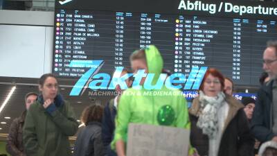 Letzte Generation geht am Flughafen Stuttgart mit neuer Protestform an den Start - Gesänge , Banner, Seifenblasen - Kritik wurde auch an NATO geäußert