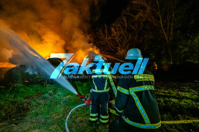 Flammen-Inferno bei Golfanlage Hammetweil - Hunderte Strohballen brennen & Flammen drohen auf angrenzenden Wald überzugreifen