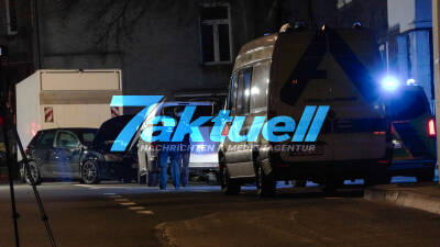 21-jähriger Fußgänger nach Aufprall mit PKW lebensgefährlich verletzt und unter geparkten LKW geschleudert