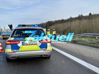 Schwerer VU beim Fahrstreifenwechsel - BMW flog in Böschung, Autobahn gesperrt - BAB 8 Rutesheim