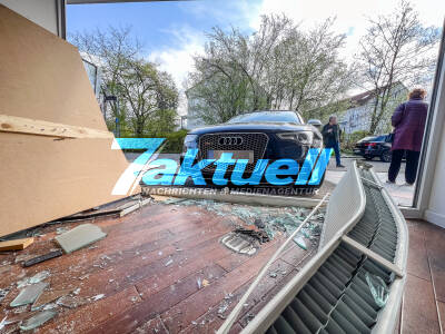 Audi RS5 landet mitten im Wartezimmer einer Zahnarztpraxis - wartende Patientin leicht verletzt - Senior verwechselt Brems- mit dem Gaspedal