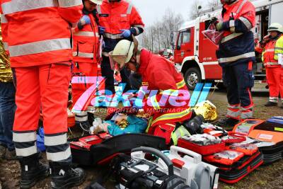 MANV Alarm! - Schwerer Unfall mit Linienbus bei Aspach (Rems-Murr Kreis) - Rettungsdienste proben den Ernstfall - Feuerwehr muss mehrere Personen befreien