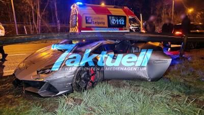 Lamborghini auf Bundesstraße geschrottet! - Unfall auf B2 in Leipzig - Luxussportwagen ist nur noch Schrott