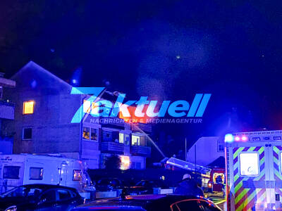Dramatischer Sprung aus dem 2.Stock - Flammen schlagen aus dem Fenster - heftiger Wohnungsbrand in Dorsten 