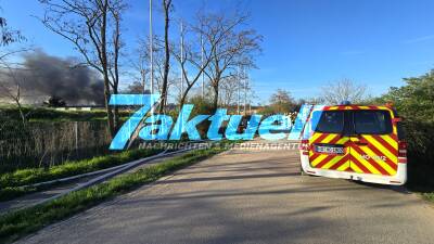 Lagerhalle mit Altreifen in Vollbrand - große Rauchentwicklung - Sperrung der B39 bei Altlußheim 