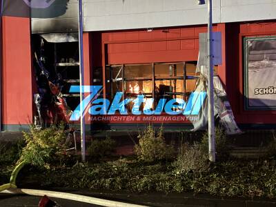 Baumarkt brennt Lichterloh in voller Ausdehnung - Hagebaumarkt in Castrop-Rauxel in Vollbrand! Feuerwehr im Großeinsatz