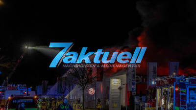 Baumarkt brennt Lichterloh in voller Ausdehnung - Hagebaumarkt in Castrop-Rauxel in Vollbrand! Feuerwehr im Großeinsatz