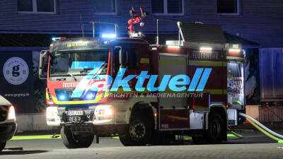 Baumarkt brennt Lichterloh in voller Ausdehnung - Hagebaumarkt in Castrop-Rauxel in Vollbrand! Feuerwehr im Großeinsatz