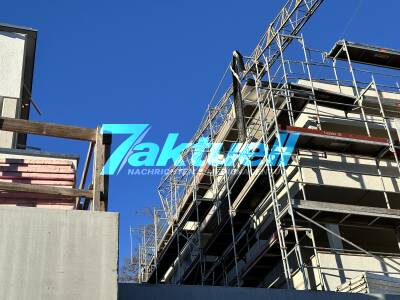 Baukran eingeknickt - Ausleger an Neubau gekracht