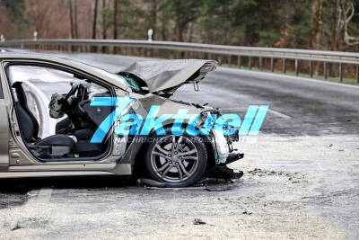 Tödl. Horrorcrash: 81-Jähriger gerät in Gegenverkehr und stirbt nach Frontalkollision - zwei weitere schwer verletzt